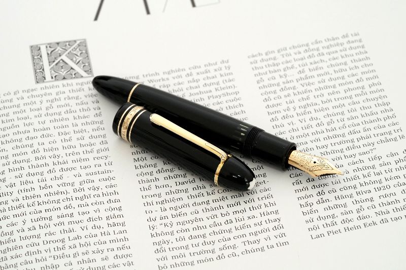 Montblanc-Meisterstuck-149-Black-Resin-Yellow-Gold-Trim-1.jpg