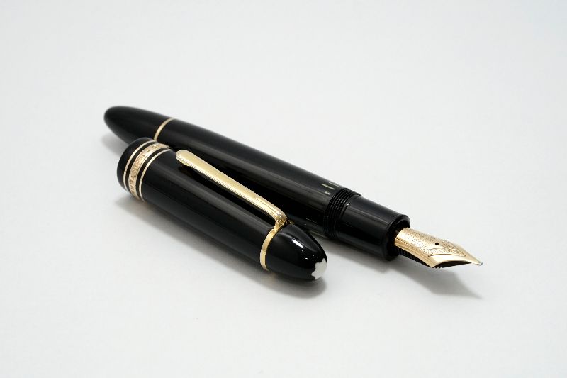 Montblanc-Meisterstuck-149-Black-Resin-Yellow-Gold-Trim-2.jpg
