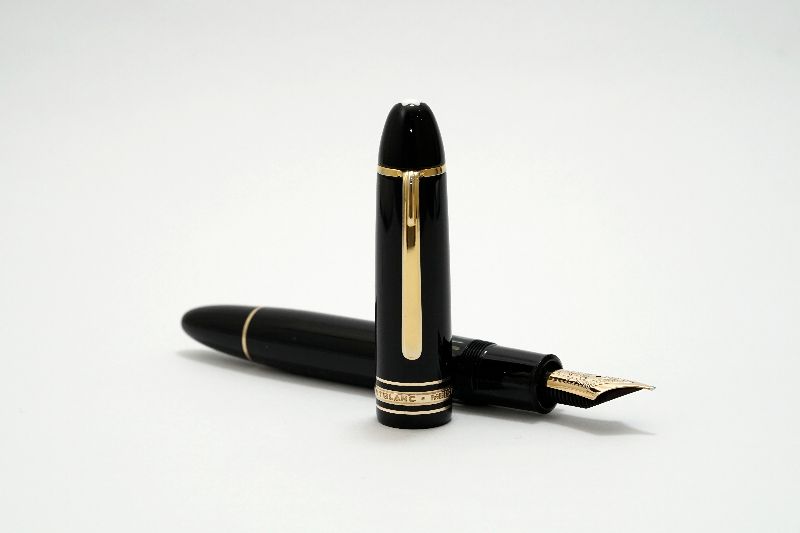 Montblanc-Meisterstuck-149-Black-Resin-Yellow-Gold-Trim-3.jpg