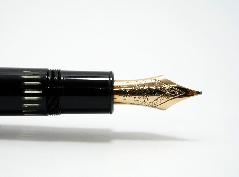 Montblanc-Meisterstuck-149-Black-Resin-Yellow-Gold-Trim-4.jpg