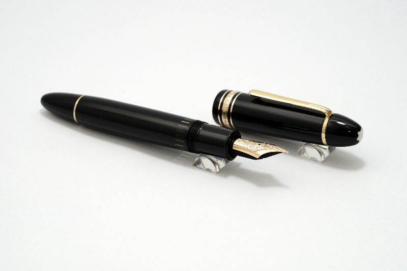 Montblanc-Meisterstuck-149-Black-Resin-Yellow-Gold-Trim-6.jpg