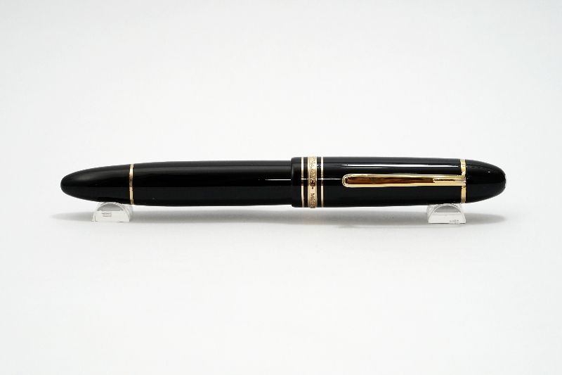 Montblanc-Meisterstuck-149-Black-Resin-Yellow-Gold-Trim-8.jpg