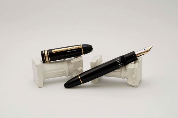 Montblanc-Meisterstuck-149-Classic-Black-Resin-1.jpg