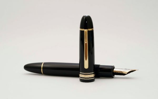 Montblanc-Meisterstuck-149-Classic-Black-Resin-2.jpg