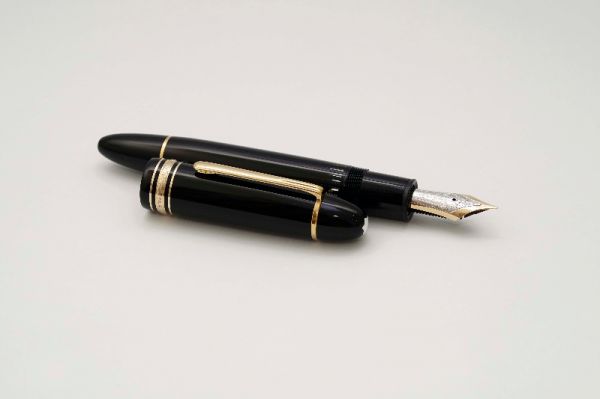 Montblanc-Meisterstuck-149-Classic-Black-Resin-4.jpg