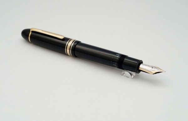 Montblanc-Meisterstuck-149-Classic-Black-Resin-6.jpg