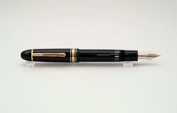 Montblanc-Meisterstuck-149-Classic-Black-Resin-8.jpg
