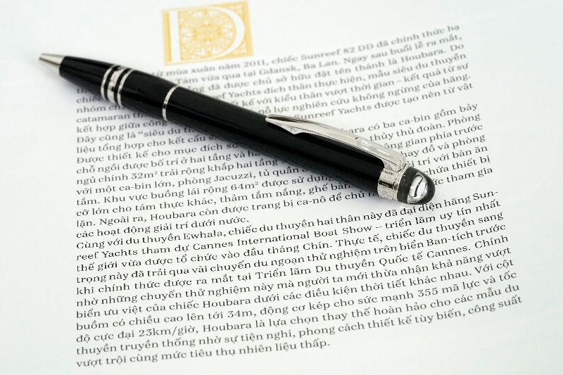 Montblanc-Starwalker-Platinum-Black-Resin-ballpoint-pen-1.jpg
