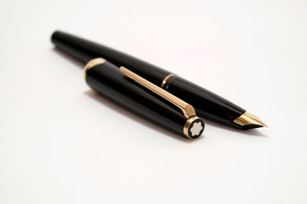 Montblanc-Vintage-121-Black-Resin-1.jpg