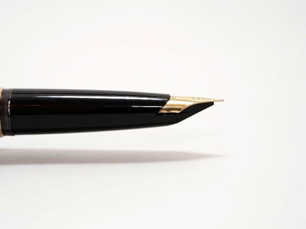 Montblanc-Vintage-121-Black-Resin-4.jpg
