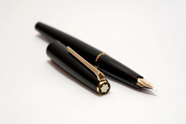 Montblanc-Vintage-Black-Resin-2.jpg