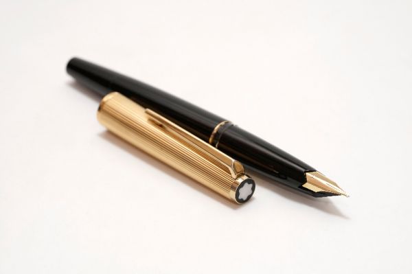 Montblanc_124_Black_&_Gold_Plated_Cap_Piston_Filler_3.jpg