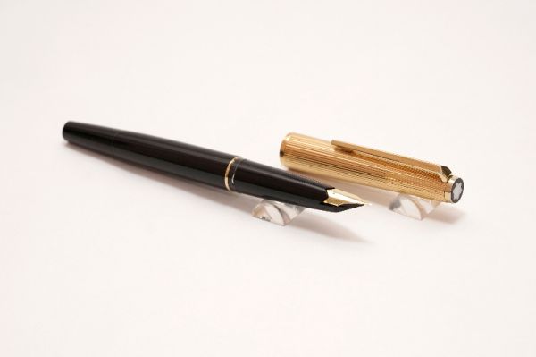 Montblanc_124_Black_&_Gold_Plated_Cap_Piston_Filler_6.jpg