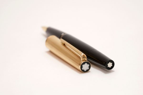 Montblanc_124_Black_&_Gold_Plated_Cap_Piston_Filler_8.jpg