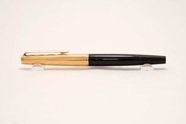 Montblanc_124_Black_&_Gold_Plated_Cap_Piston_Filler_9.jpg