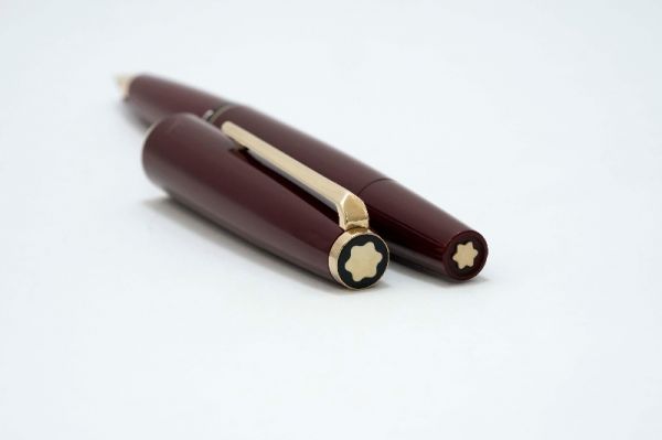 Montblanc_221_Burgundy_Piston_Filler_3.jpg