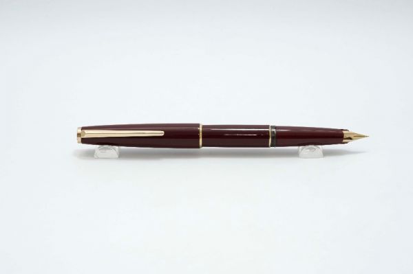Montblanc_221_Burgundy_Piston_Filler_4.jpg