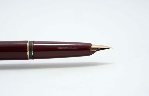 Montblanc_221_Burgundy_Piston_Filler_5.jpg
