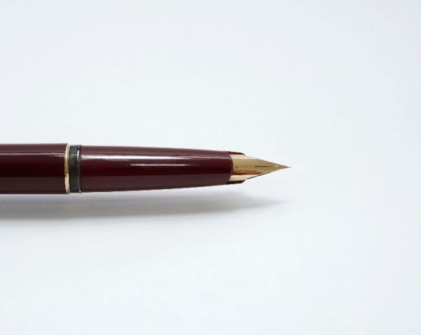 Montblanc_221_Burgundy_Piston_Filler_6.jpg