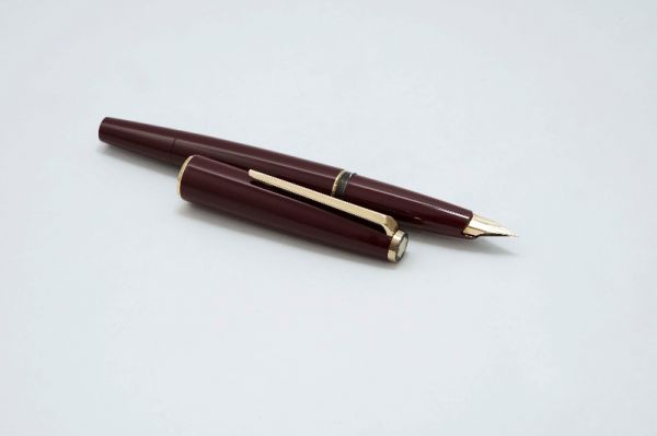 Montblanc_221_Burgundy_Piston_Filler_8.jpg