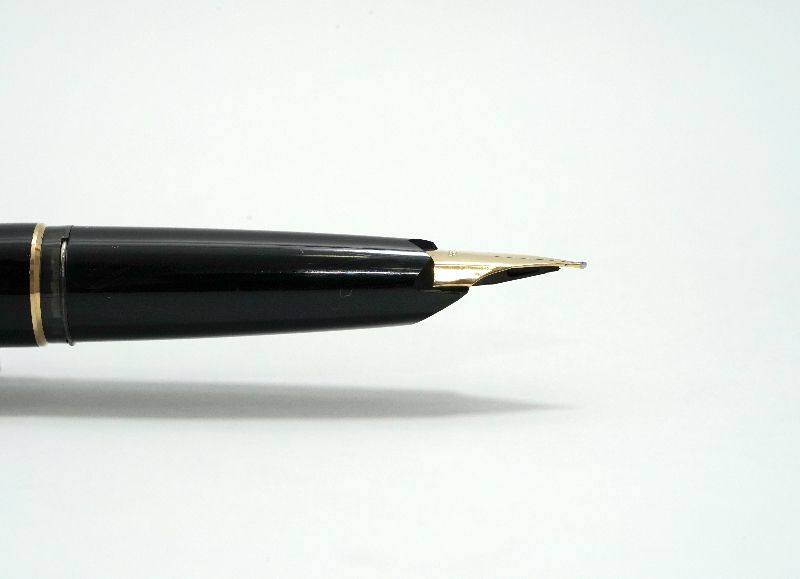 Montblanc_227_Vintage_Black_Gold_6.jpg