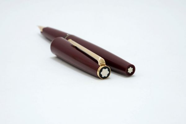 Montblanc_Classic_Burgundy_3.jpg
