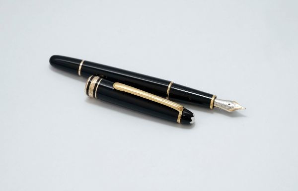 Montblanc_Meisterstuck_144_Classic_Black_Resin_3.jpg