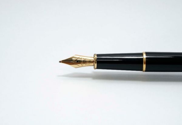 Montblanc_Meisterstuck_144_Classic_Black_Resin_4.jpg