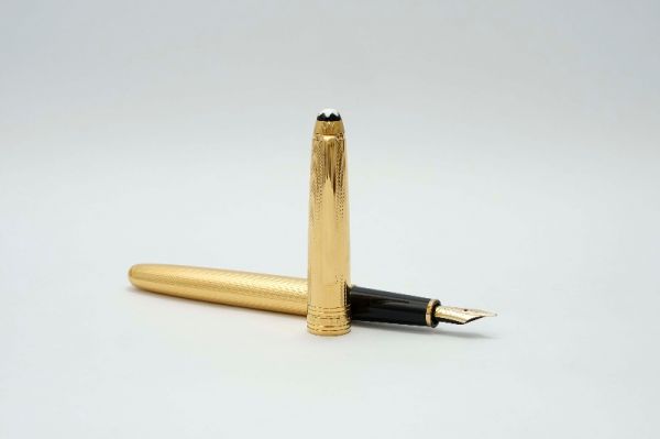 Montblanc_Meisterstuck_144_Solitaire_22K_Gold_Plated_Guilloche_2.jpg