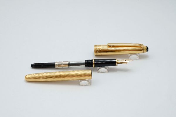 Montblanc_Meisterstuck_144_Solitaire_22K_Gold_Plated_Guilloche_4.jpg