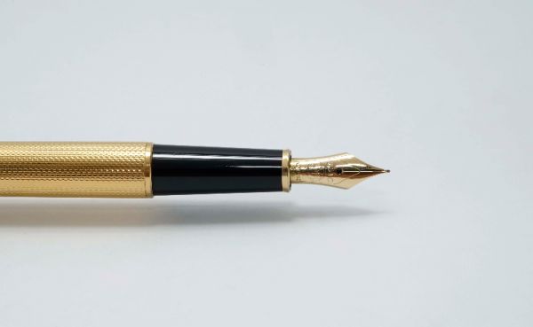 Montblanc_Meisterstuck_144_Solitaire_22K_Gold_Plated_Guilloche_5.jpg
