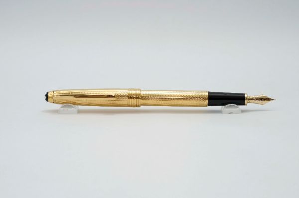 Montblanc_Meisterstuck_144_Solitaire_22K_Gold_Plated_Guilloche_9.jpg
