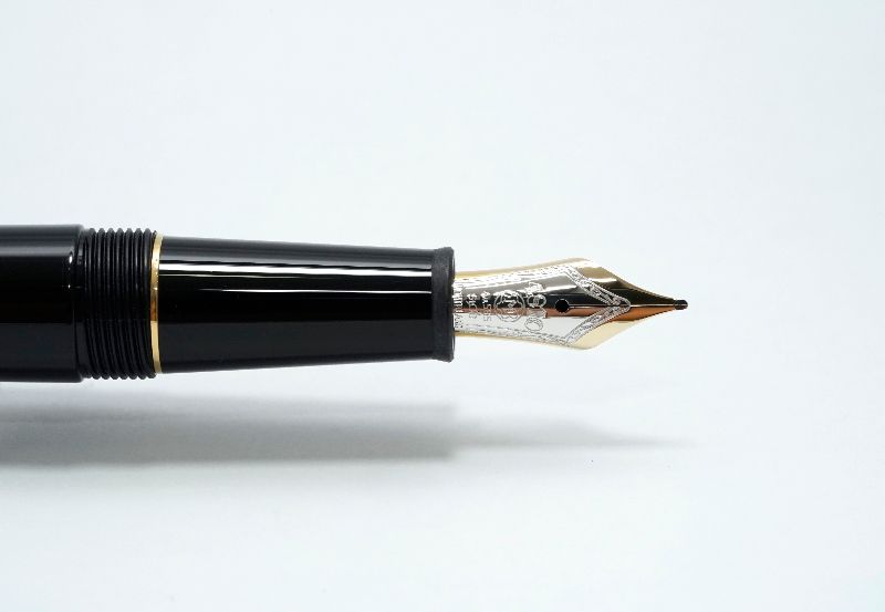 Montblanc_Meisterstuck_145_Classic_Black_Resin_6.jpg