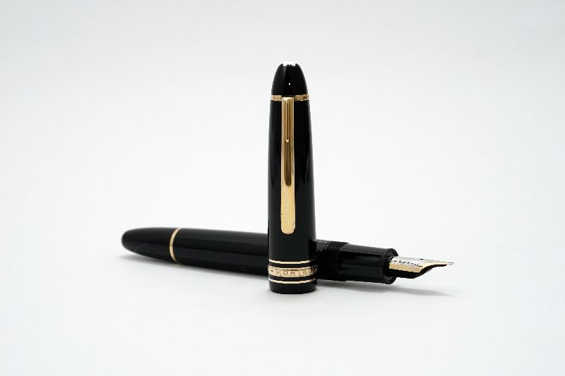 Montblanc_Meisterstuck_146_Legrand_Black_Resin_Yellow_Gold_Trim_3.jpg