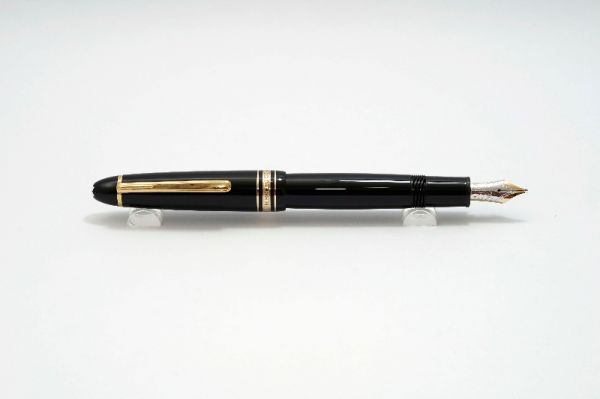 Montblanc_Meisterstuck_147_Legrand_Traveler_Black_Resin_7.jpg