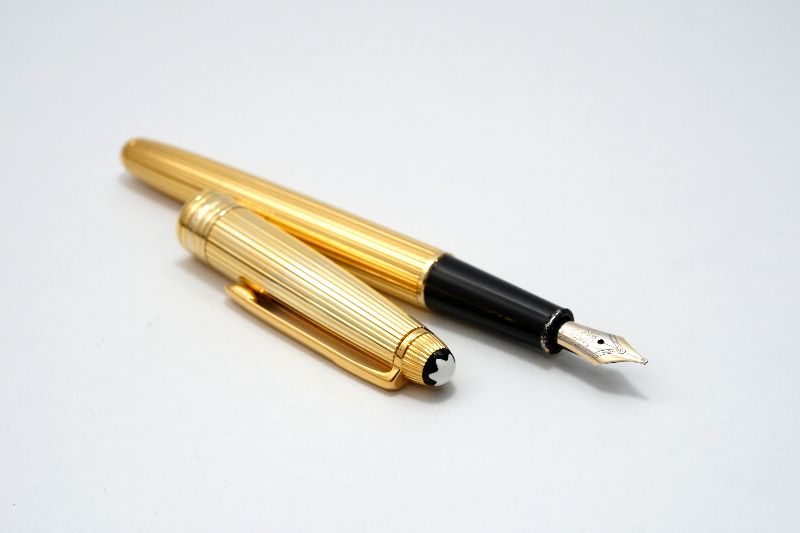 Montblanc_Meisterstuck_163_Solitaire_Vermeil_Pinstripe_Gold_3.jpg