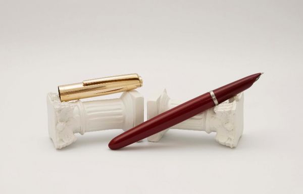 Parker-21-Deluxe-Burgundy-Gold-Filled-Cap-1.jpg