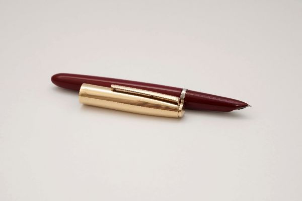Parker-21-Deluxe-Burgundy-Gold-Filled-Cap-4.jpg