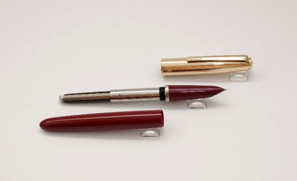 Parker-21-Deluxe-Burgundy-Gold-Filled-Cap-5.jpg