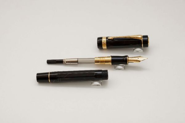 Parker-Duofold-Black-Pearl-Lucky-8-Limited-Edition-5.jpg