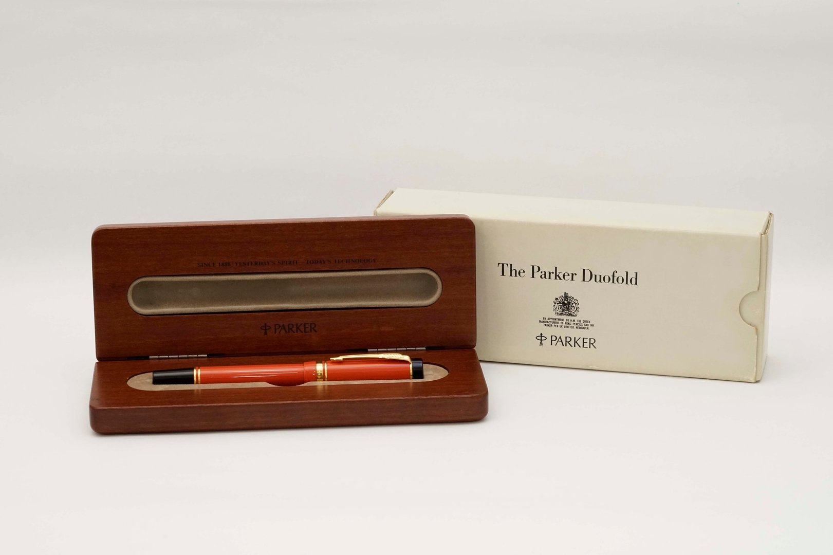 Parker-Duofold-International-Orange-Special-Edition-2.jpg
