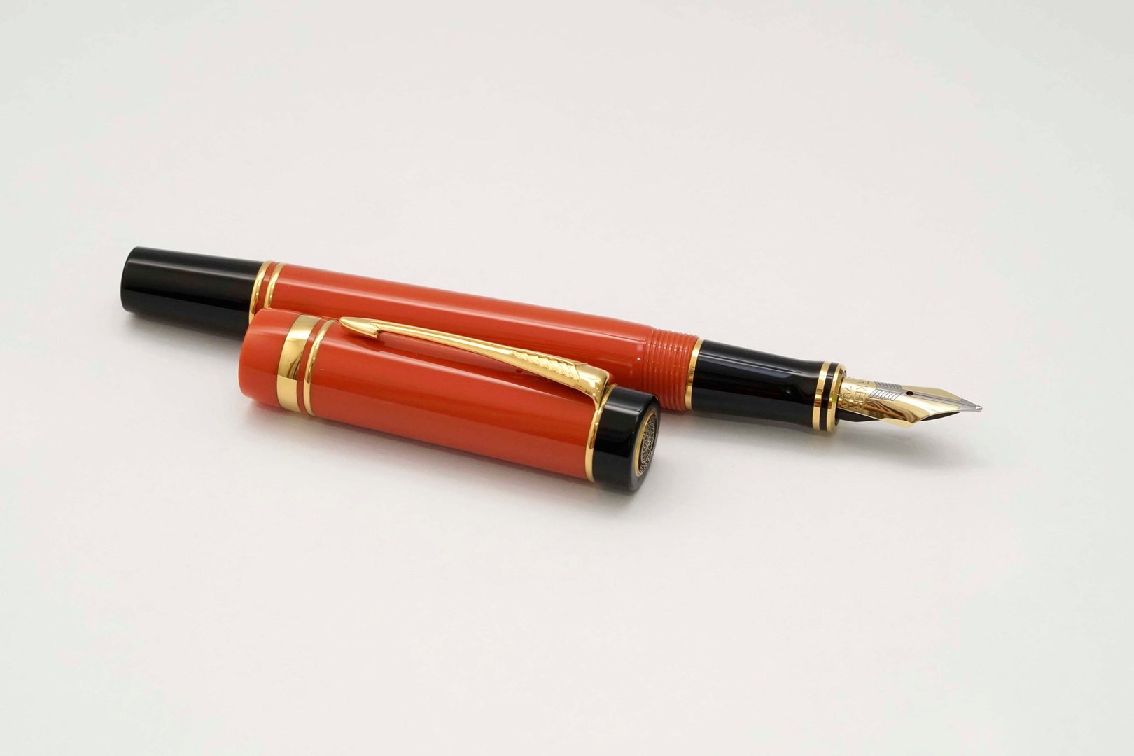 Parker-Duofold-International-Orange-Special-Edition-7.jpg