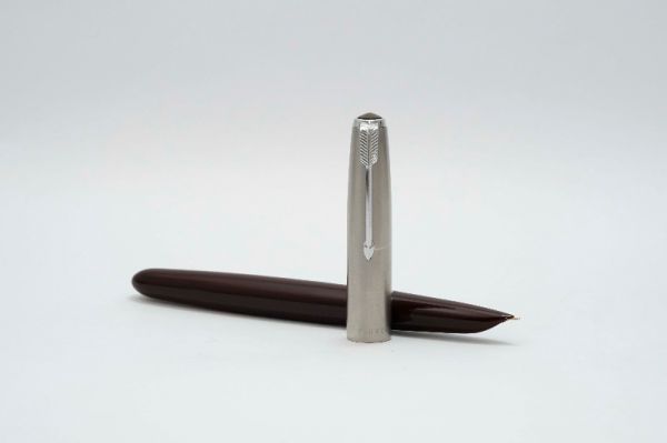 Parker_51_Aerometric_Burgundy_&_Lustraloy_Cap_2.jpg