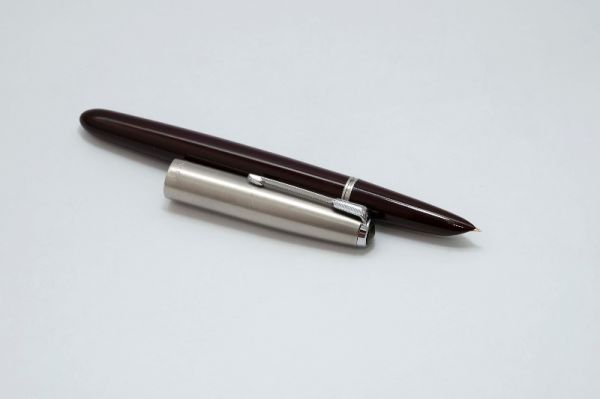 Parker_51_Aerometric_Burgundy_&_Lustraloy_Cap_3.jpg