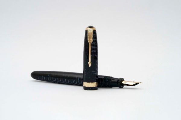Parker_Vacumatic_Blue_Striped_Celluloid_2.jpg