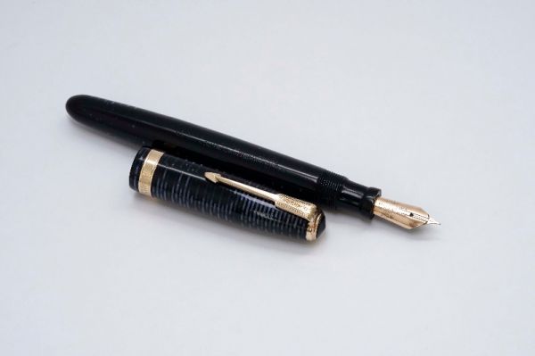Parker_Vacumatic_Blue_Striped_Celluloid_3.jpg