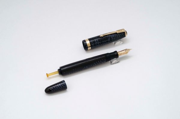 Parker_Vacumatic_Blue_Striped_Celluloid_7.jpg
