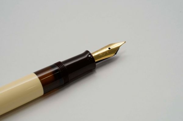 Pelikan-M200-Cafe-Creme-Special-Edition-7.jpg