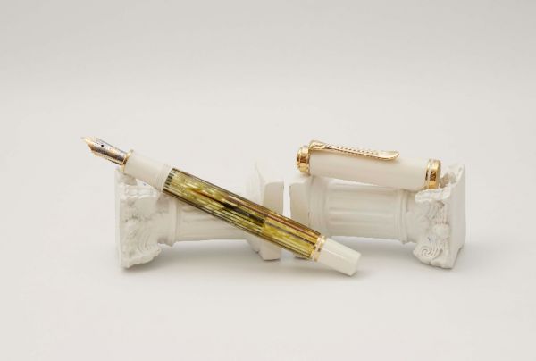Pelikan-Souveran-M400-White-Tortoise-1.jpg