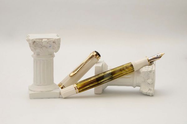 Pelikan-Souveran-M400-White-Tortoise-2.jpg